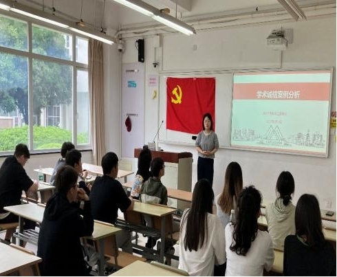 一群人在厨房里工作

AI 生成的内容可能不正确。